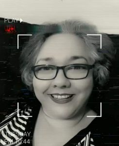 Essa sou eu. Bruxa, taróloga, radiestesista, paulistana, cinquentona e leonina. "Madame Ella" é uma brincadeira que nasceu com a Madame Mim do desenho animado, mas acabou fazendo parte da minha vida.